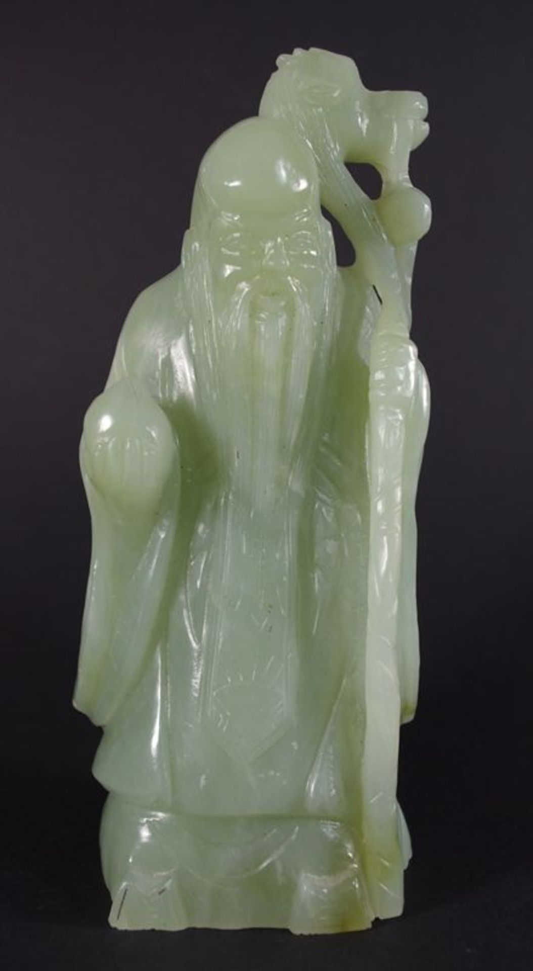 Jadefigur, Mönch mit Stab u. Schale, grüne Jade, China 20.Jh., h. 18cm    Mindestpreis: 65