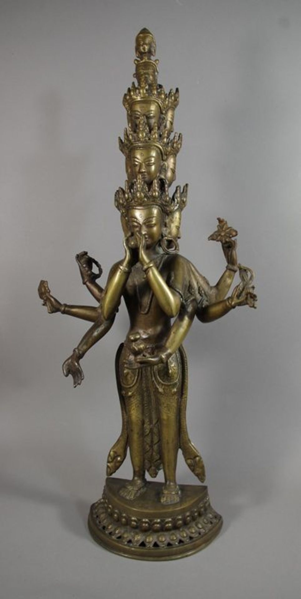 Avalokiteshvara in neunköpfiger u. achtarmiger Erscheinungsform auf Lotossockel stehend, die Köpfe