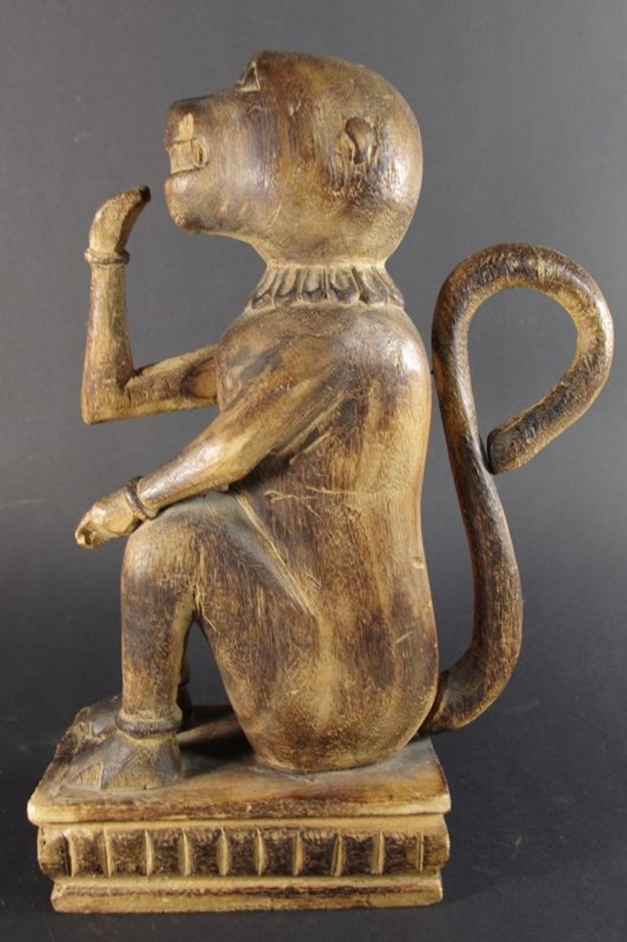 Holzskulptur eines Affen, China 19./20.Jh., h. 31cm, min. besch.    Mindestpreis: 65