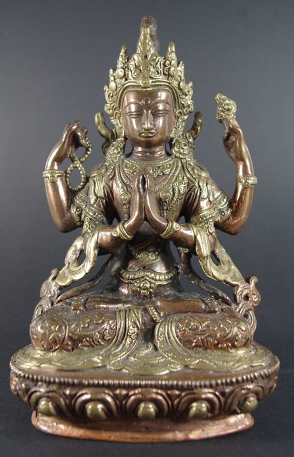 Shadakshari Avalokitesvara a. Lotossockel, vierarmige Skulptur m. Attributen u. Kopfbekrönung,