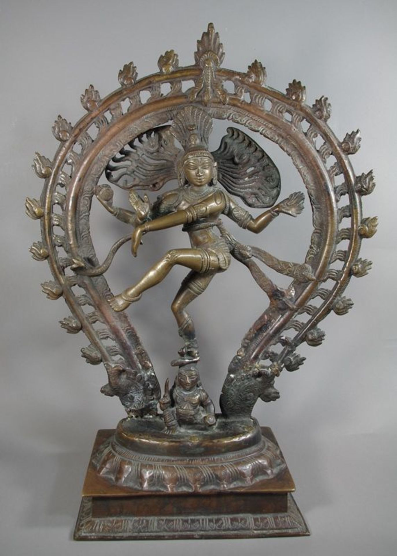 Tanzender Shiva Nataraja auf dem sitzenden Dämon Apasmara tanzend, Bruchstelle am Fuß, Bronze,