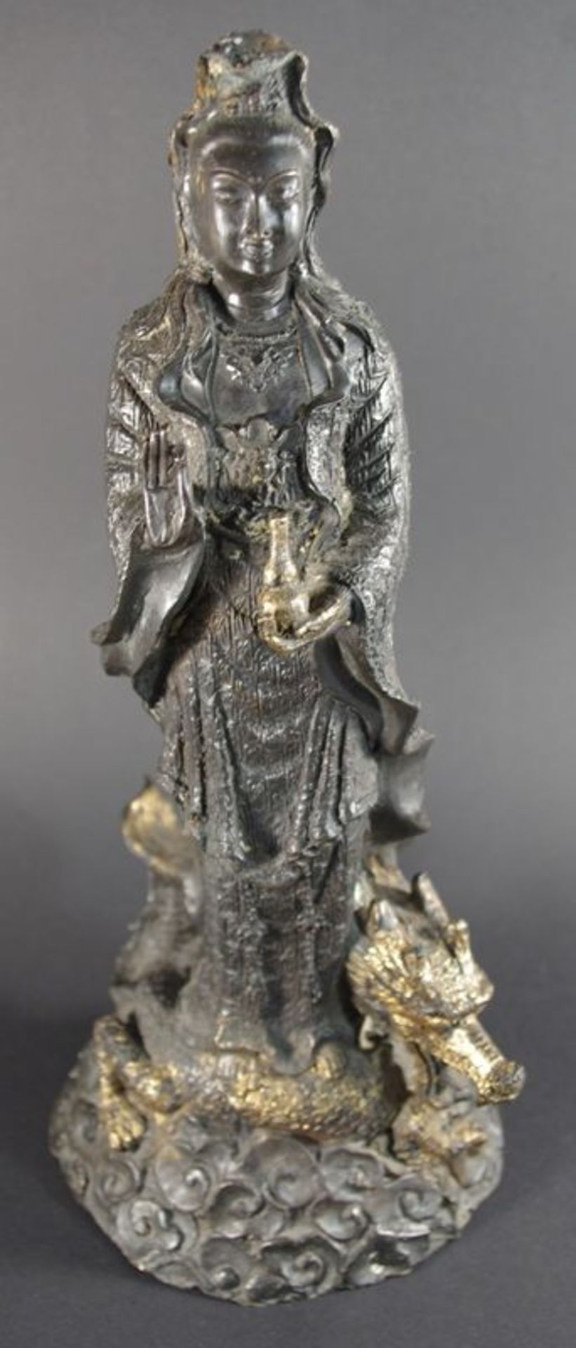 Guanyin auf Drachensockel, re. Hand in Vitarka Mudra, Metall m. Steinfüllung, schwarze Patina m.