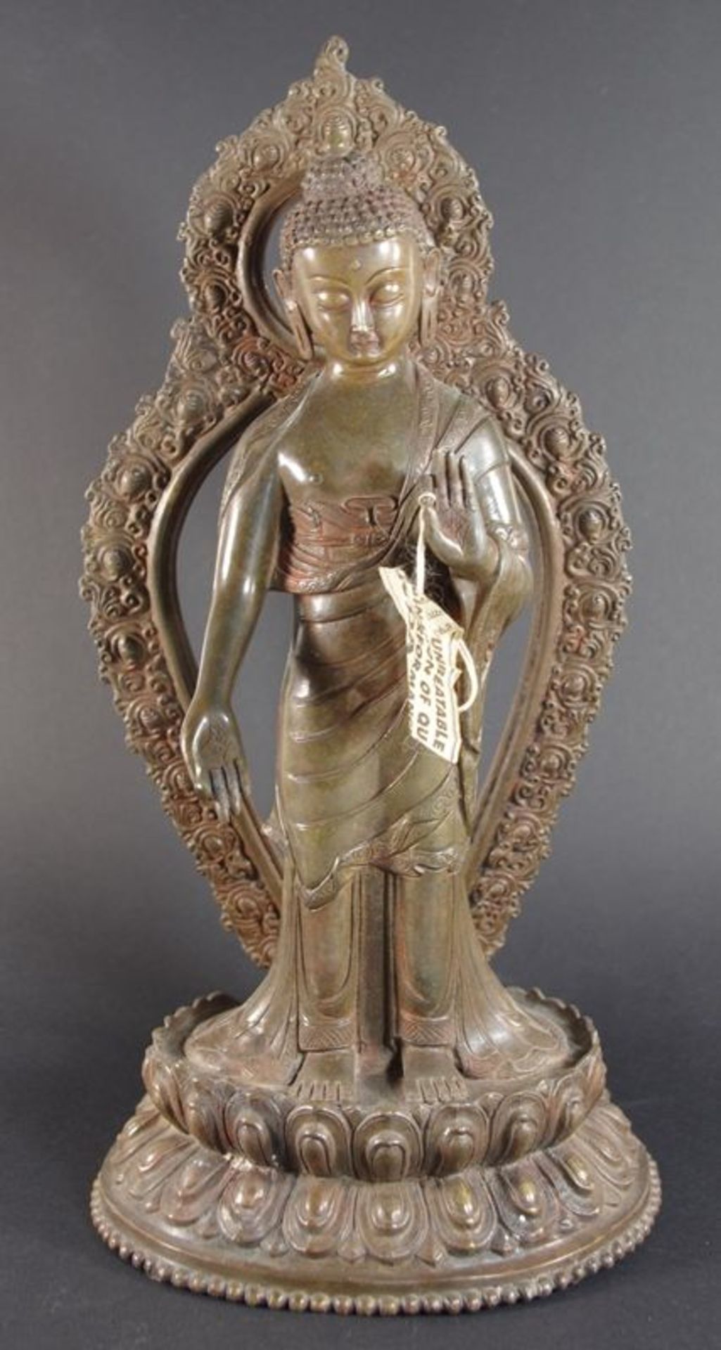 Buddha, stehender Buddha a. doppeltem Lotossockel m. Aureolenhintergrund, li. Hand Vitarka Mudra,