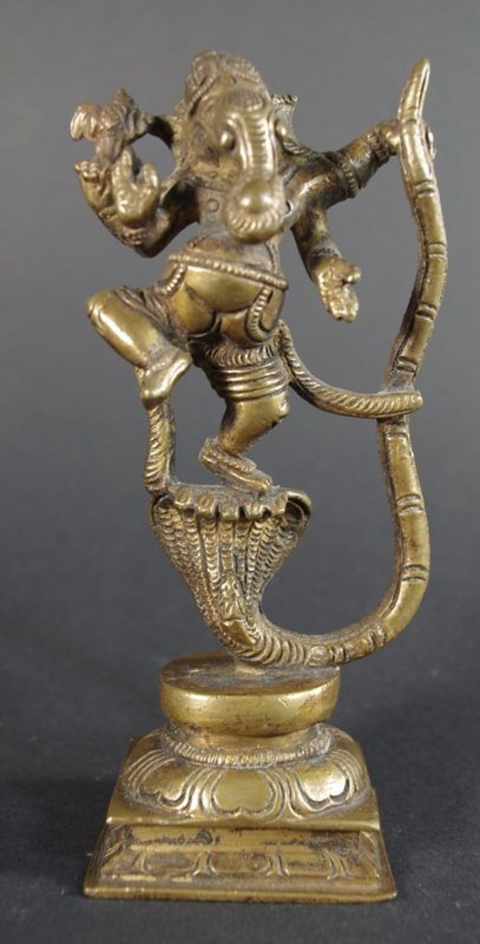 Tanzender Ganesha über Naga, Gelbguss, Indien / Tibet, 20.Jh., h. 15,5cm    Mindestpreis: 80
