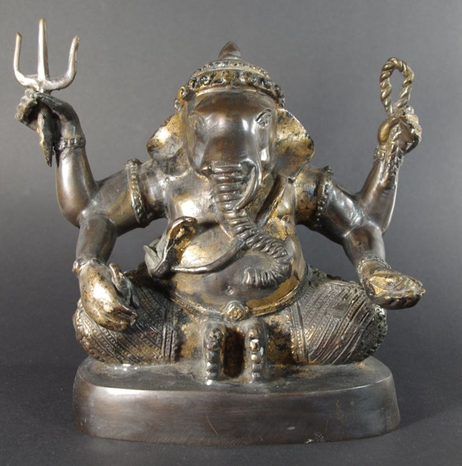 Skulptur Ganesha, sitzender vierarmiger Ganesha mit Attributen, Bronze m. Resten alter Vergoldung,