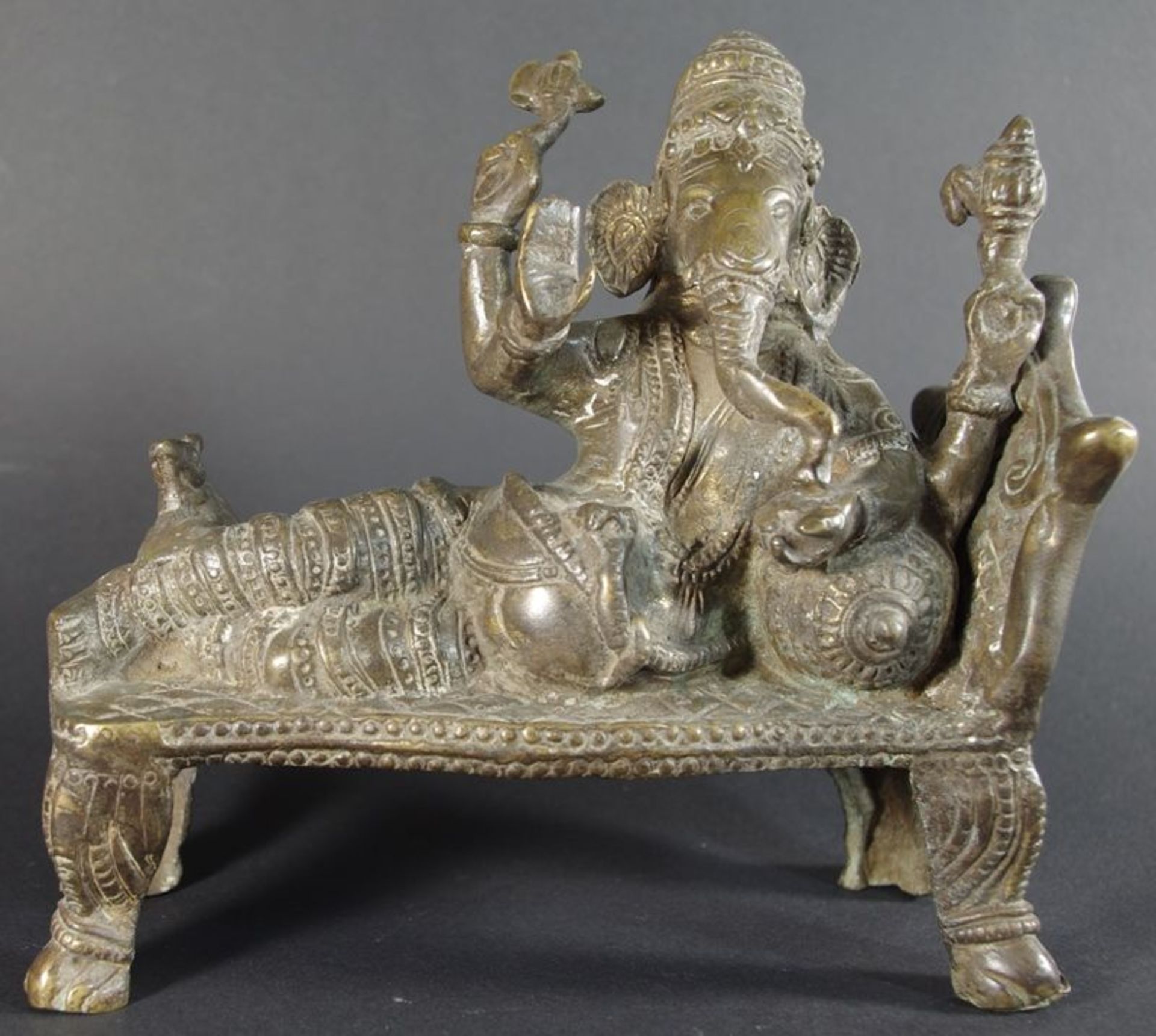 Liegender Ganesha m. Attributen u. Ratte, wohl Bronze, Indien 20.Jh., h. 20cm, b. 21cm