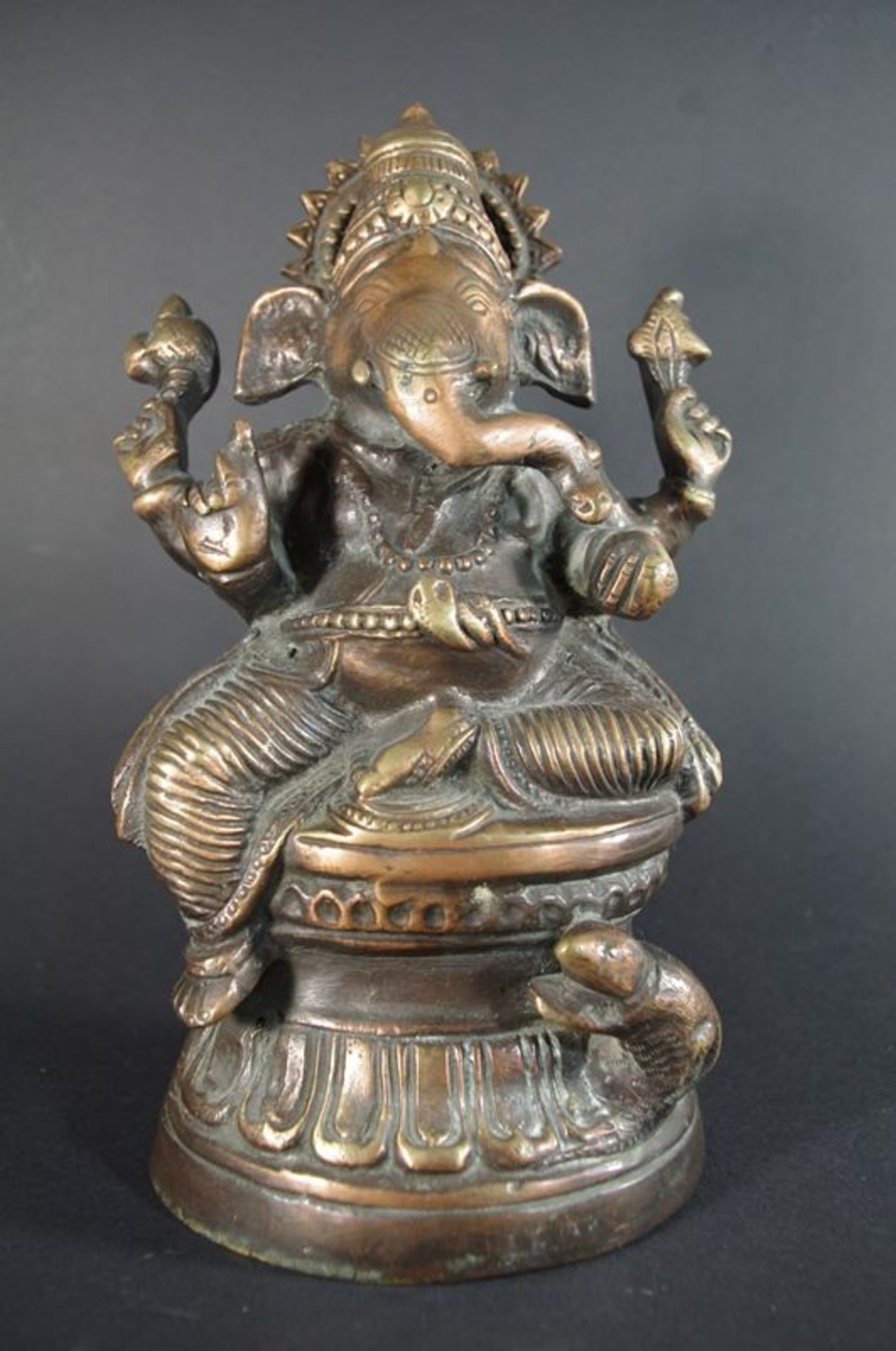Sitzender vierarmiger Ganesha a. Lotossockel, Attribute haltend, Bronze, Indien 20.Jh., h. 23cm