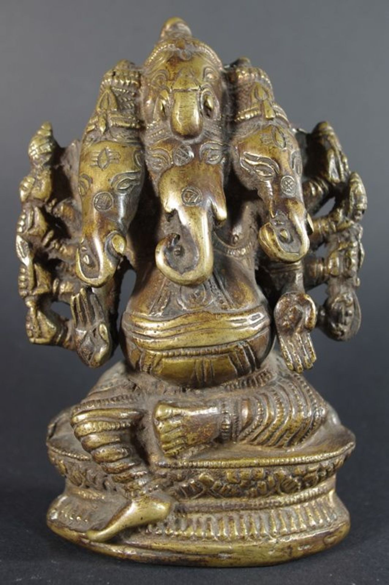 Sitzender fünfköpfiger Ganesha, Gelbguss, Indien 20.Jh., h. 16,5cm    Mindestpreis: 60