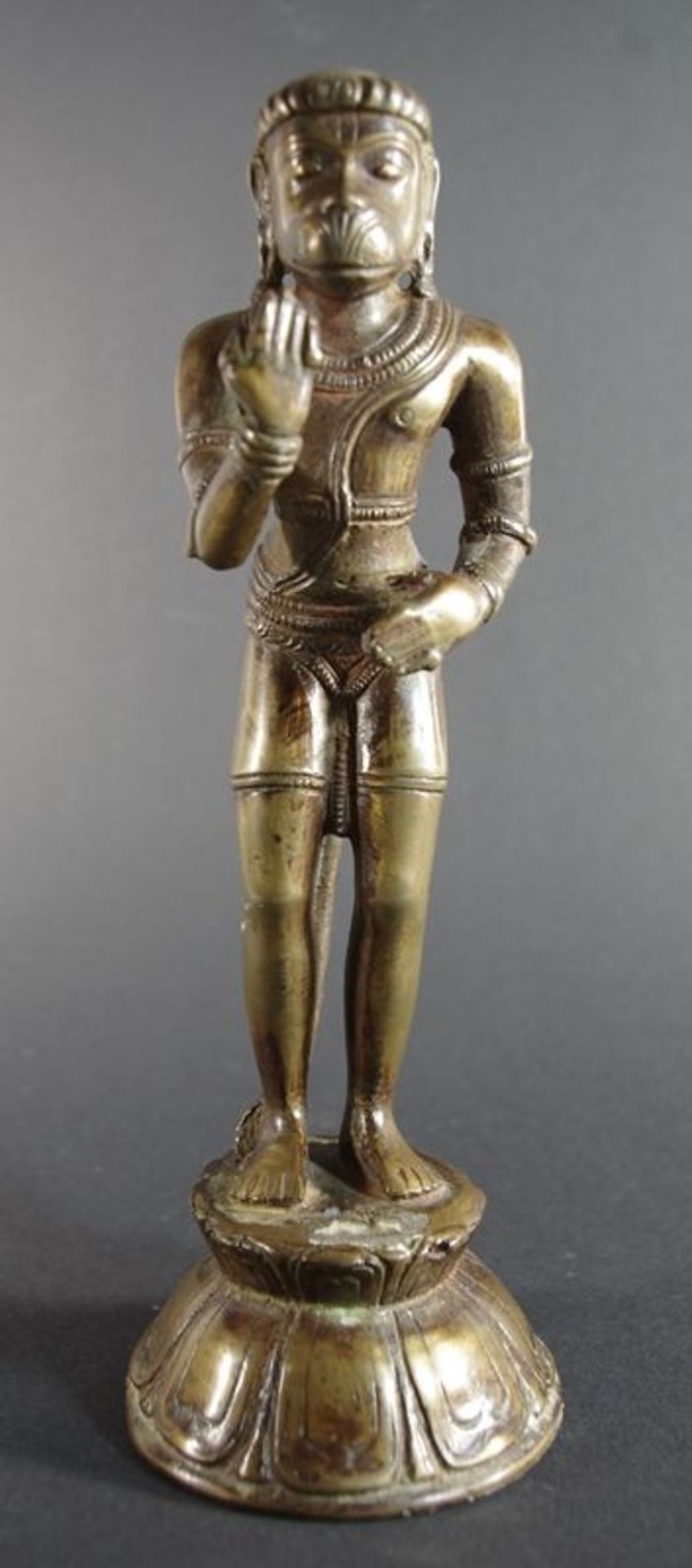 Bronzefigur des stehenden Hanuman a. Lotossockel, seltene Darstellung des Affengott, Indien 19.
