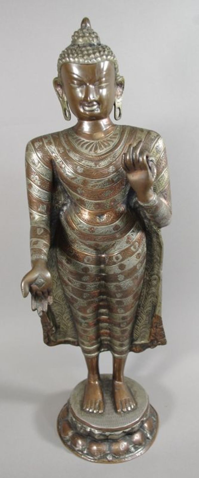 Buddha, stehender Buddha auf Lotossockel, Varada Mudra, fein ziseliertes Gewand, wohl Kupfer /