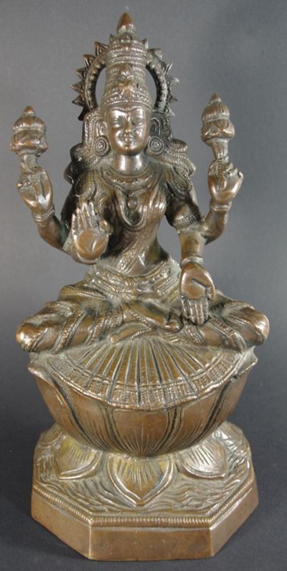 Vishnu, sitzender vierarmiger Vishnu a. doppeltem Lotossockel, Kayotsarga Asana, Attribute