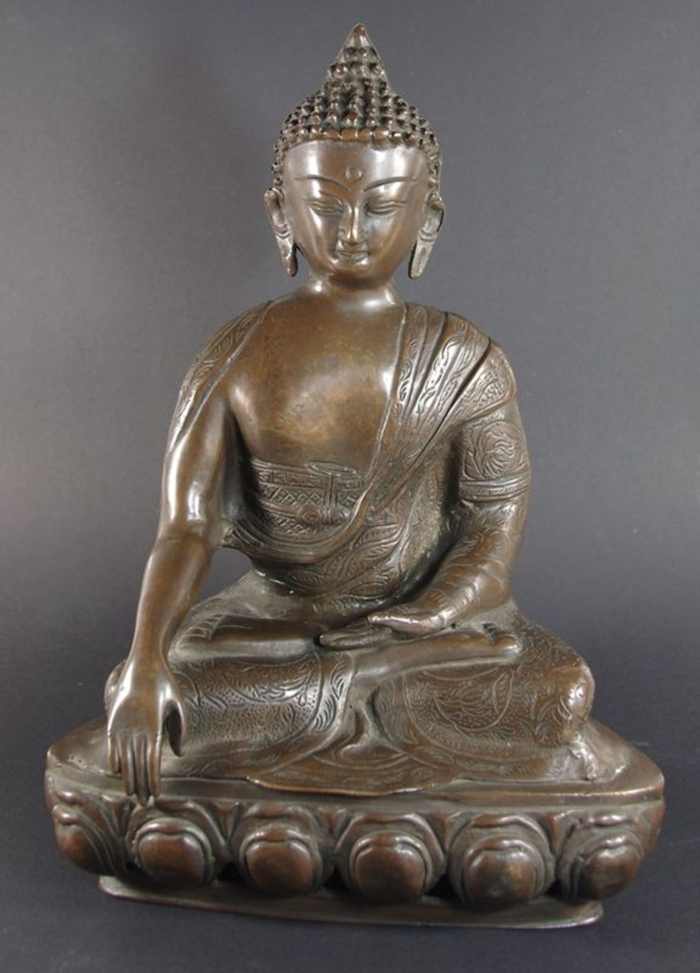 Buddha, sitzender Buddha a. Lotossockel, bhumisparsha mudra, sino-tibetisch, 20.Jh., Metall, wohl