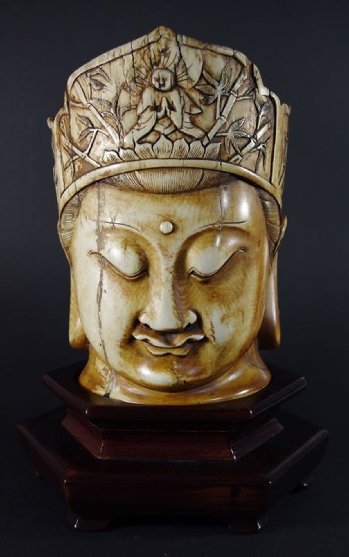 Grosser Mammut-Elfenbein-Kopf "Guanyin", Kopf des Bodhisattva Guanyin mit Krone, darauf vorne und