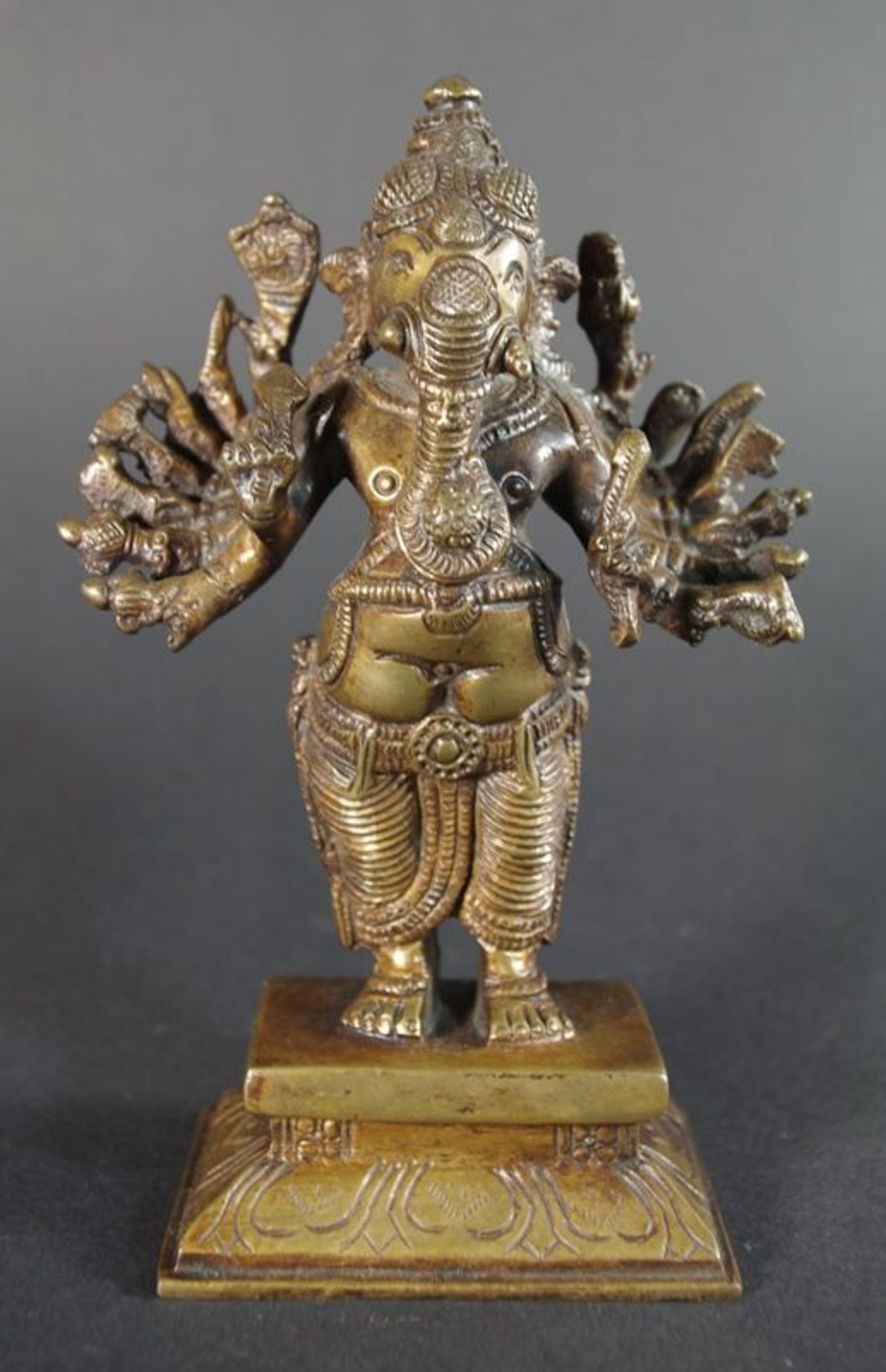 Stehender 16-armiger Ganesha a. rechteckigen Sockel, Gelbguss, Indien, 20.Jh., h. 16cm