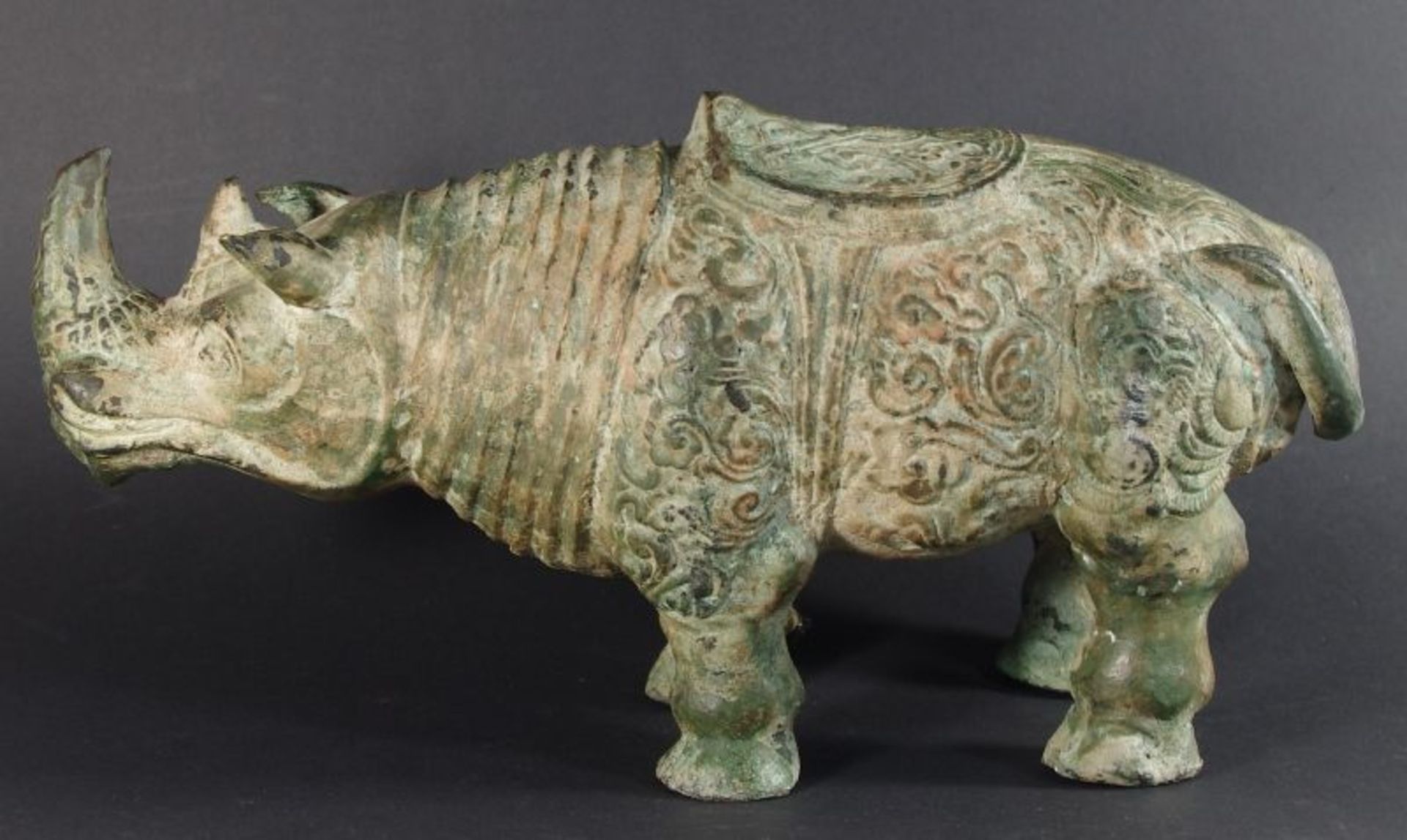Bronzefigur eines Nashorn, China 20.Jh., h. 19cm, l. 36cm    Mindestpreis: 120