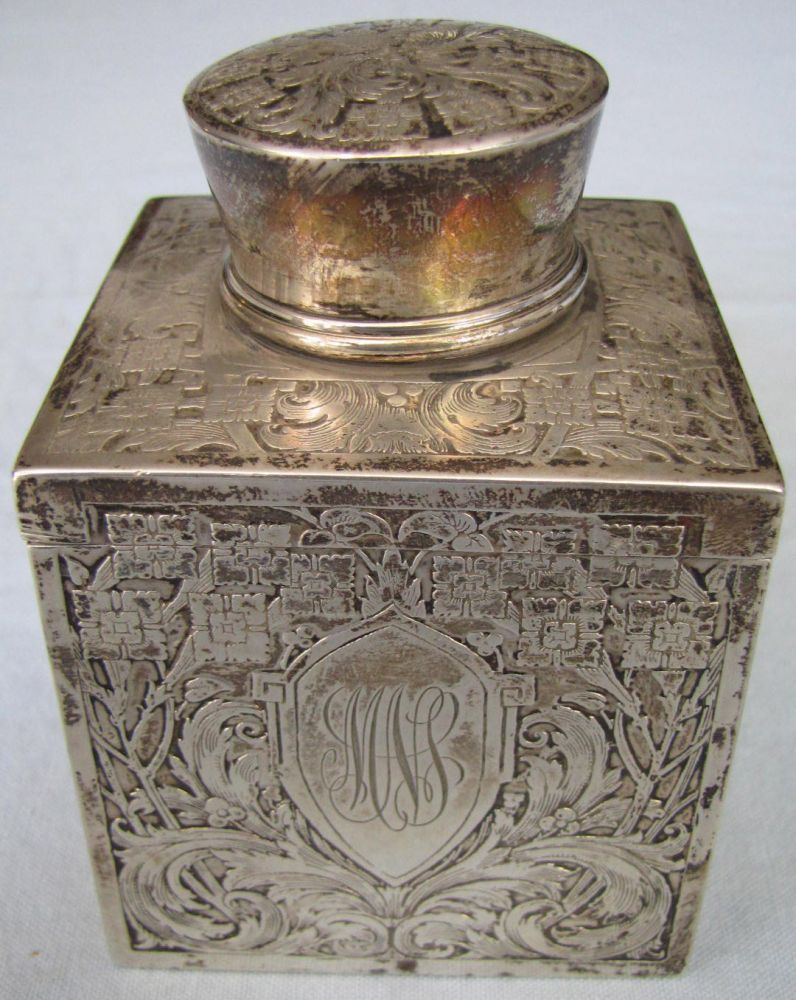 Tea caddy. Sterling.  183 grams. With lid 9.5 cm high. In used condition.    Reserve price: 90