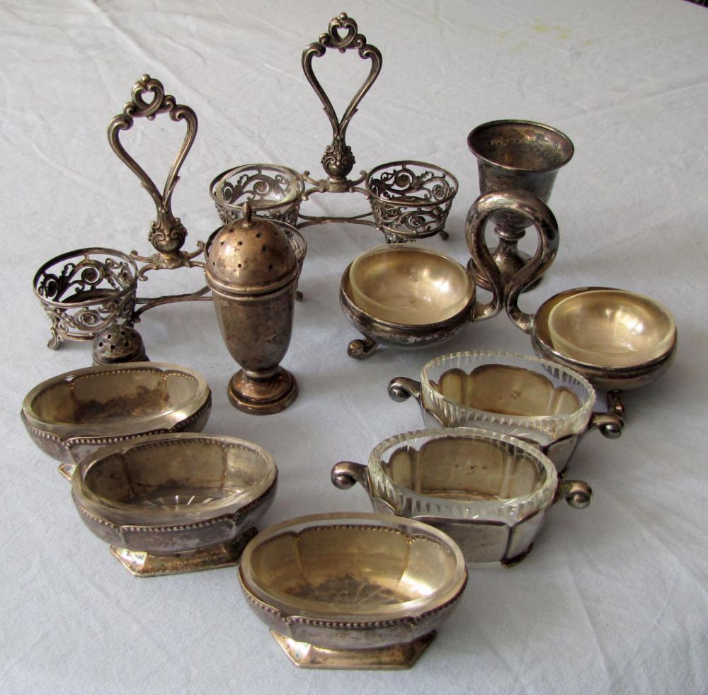 11 Silver items. Partly with glass inserts.  611 gram gross weigh without glass. Incomplete. Part