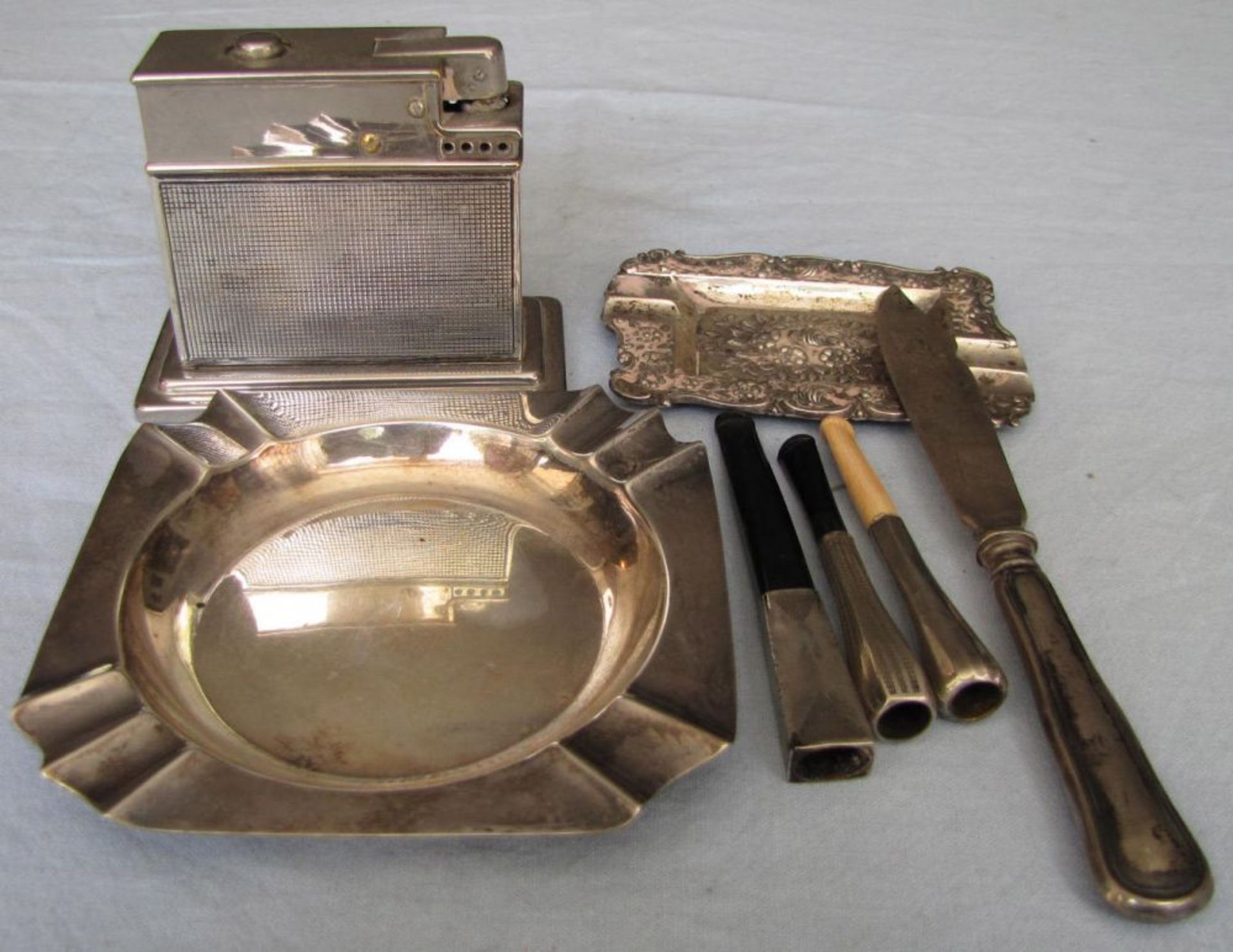 7 silver items for the smokers. 365 grams gross.  Up to Sterling.    Reserve price: 90    7