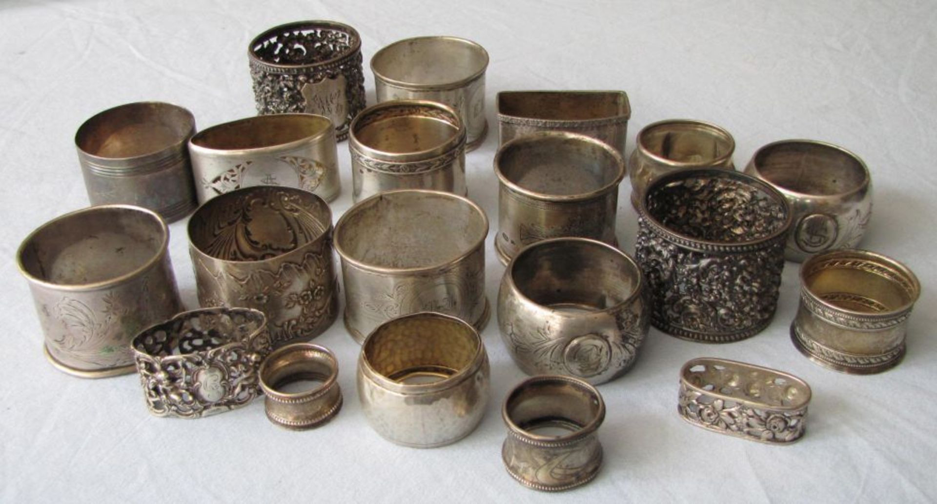 20 napkin rings, silver.  454 grams. Silver content not tested.    Reserve price: 160    20