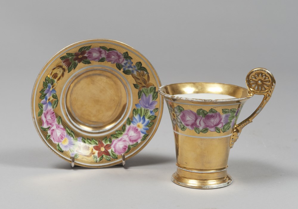 PORCELAIN CUP AND SAUCER, FIRST HALF OF THE 19TH CENTURYfor breakfast, entirely in gold and