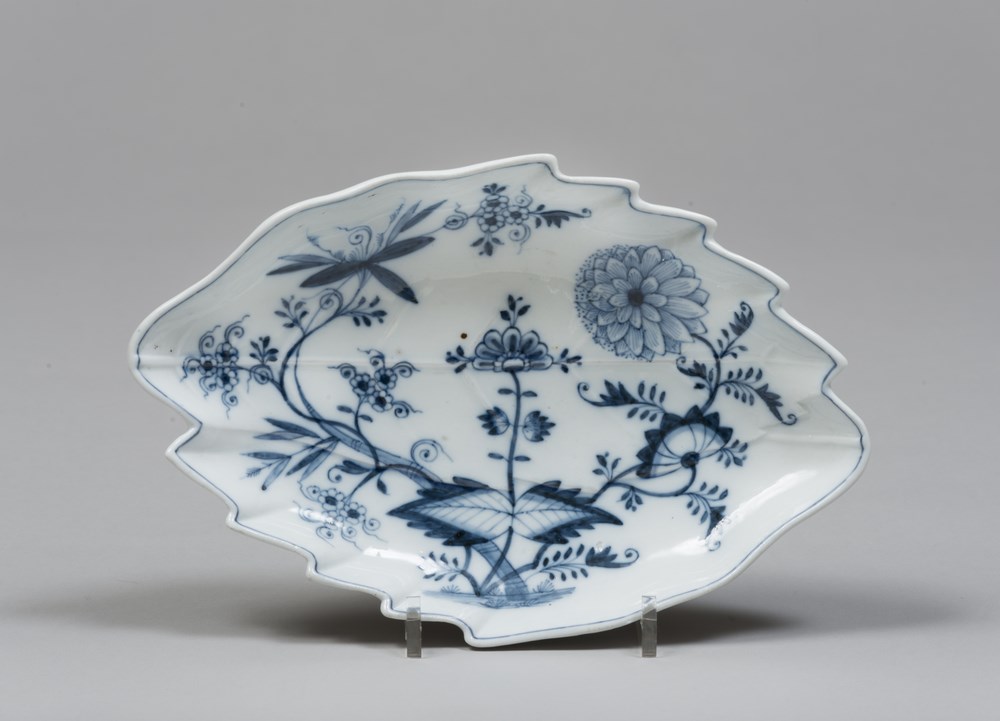 PORCELAIN BOWL, MEISSEN EARLY TWENTIETH CENTURYsilhouette with leaves in white enamel and blue,