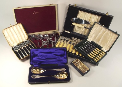 CASED SETS.
A pair of EPNS berry spoons, a set of Waring & Gillow, Art Deco tea knives & other cased