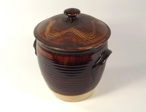 MICHAEL LEACH.
A large Michael Leach, Yelland Pottery large lidded store jar. Impressed personal &