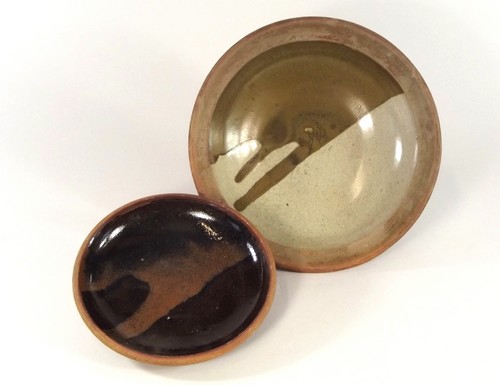 SCOTT MARSHALL.
Two Scott Marshall, Boscean Pottery dishes. 
Diameter 20 & 24cm.