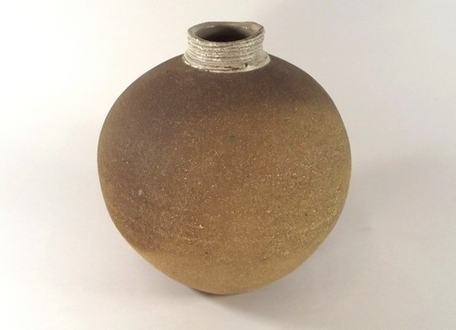 STUDIO POTTERY.
A studio pottery vase with chamotte type, unglazed, textured body. Possibly