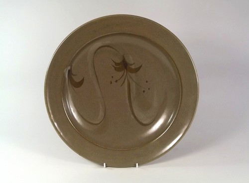 PAUL BARRON.
A Paul Barron charger. Impressed mark.
Diameter 36cm.