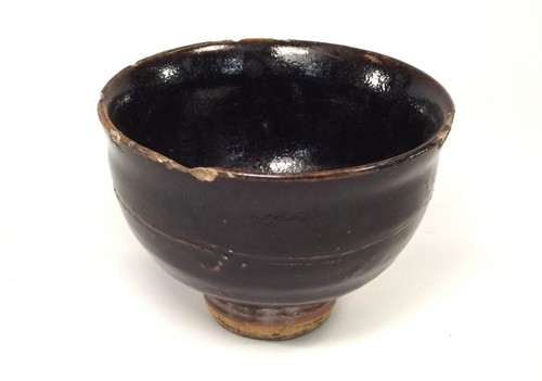 SHOJI HAMADA?
A footed teabowl possibly by Shoji Hamada. Rim chips.
Diameter 12.5cm.
Provenance: