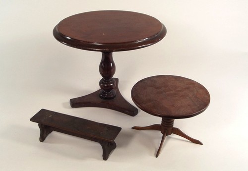 MINIATURE FURNITURE.
A miniature tilt-top table & two other pieces.