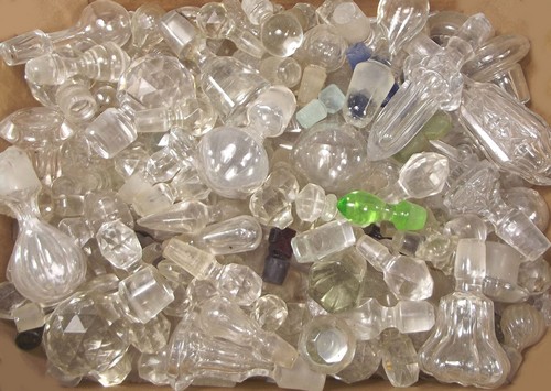 STOPPERS.
A large quantity of glass decanter & other stoppers.