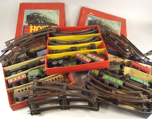 HORNBY 'O' GAUGE.
A quantity of Hornby 'O' gauge track, rolling stock etc. Some damage & rust.