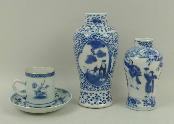 A Chinese, Kangxi style porcelain blue and white baluster vase, late 19th/early 20th century, 18cm