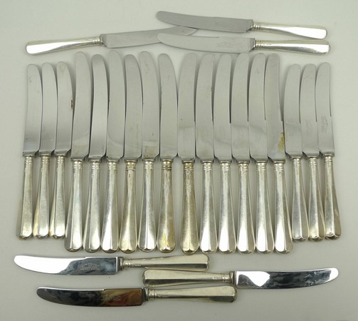 A set of twelve table knives and twelve dessert knives with silver handles, Sheffield 1942, 36.