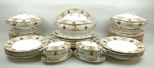 A Royal Doulton pottery dinner service decorated in the 'Selborne' pattern, RdNo 251612,