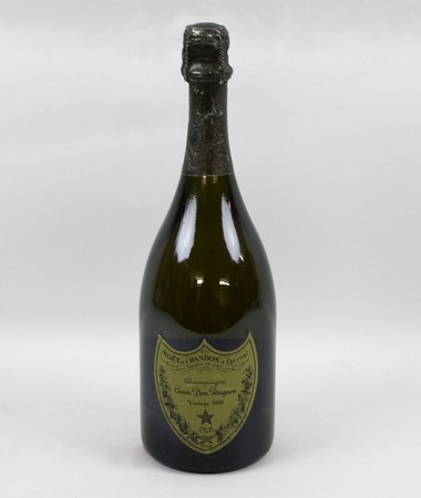 Vintage Champagne: a bottle of Cuvee Dom Perignon, Vintage 1992, Moet et Chandon, Epernay, U: 1cm