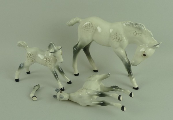 A Beswick figure of a grey foal, no 947, and two other grey foals, nos 815 and 1084. (3)