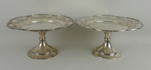 A pair of Edwardian silver tazze with pierced and engraved bow and swag engraving, Goldsmiths &