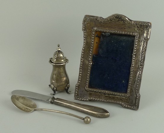 A silver strut photograph frame, Chester 1908, 12.5 by 8.5cm, a pepperette, Birmingham 1916,