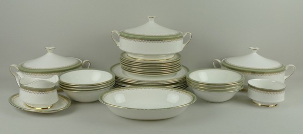 A Paragon porcelain part dinner service decorated in the 'Kensington' pattern, comprising; three