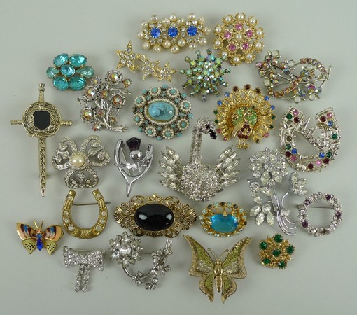 A quantity of costume jewellery brooches including Scottish, 1930s and later. (24)