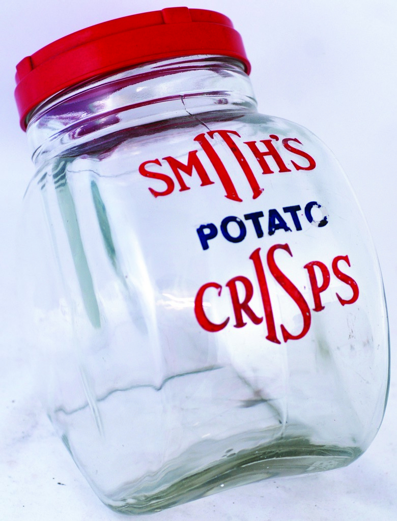 SMITHS CRISPS SHOP COUNTER DISPLAY JAR. 10.5ins tall, clear glass with red plastic screw off lid (