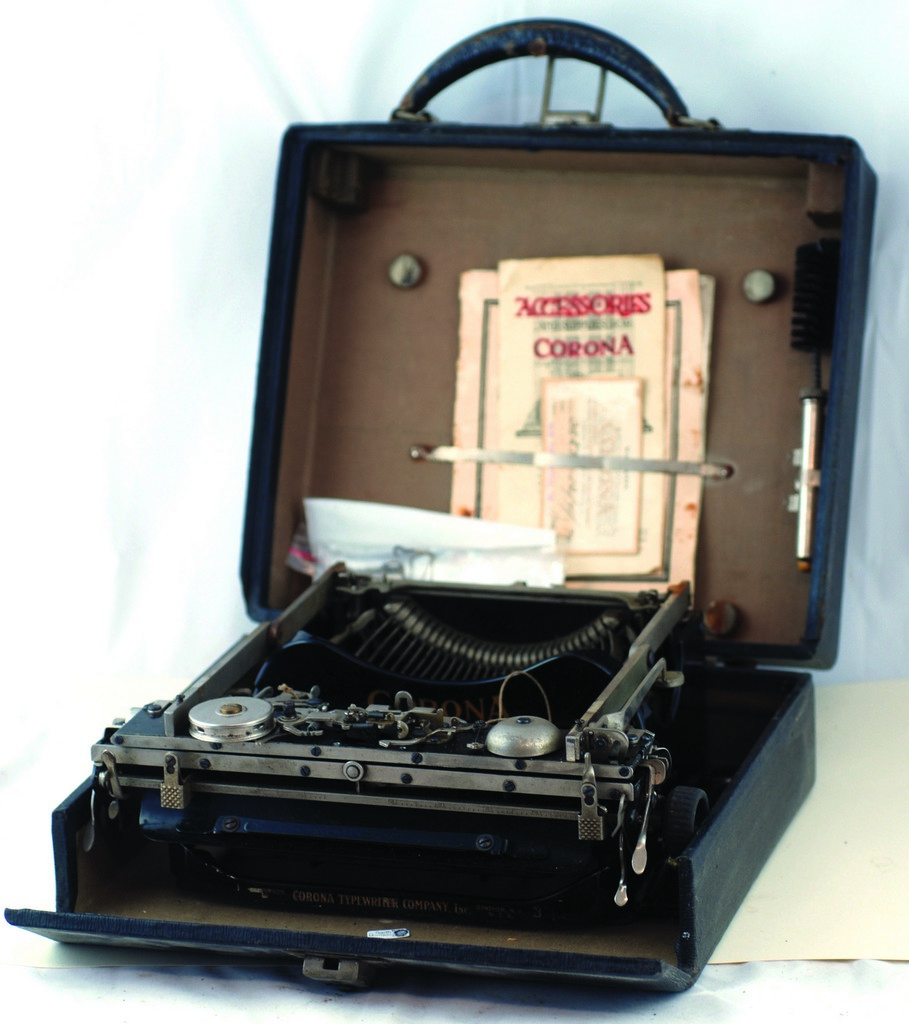 CORONA TYPEWRITER. In leatherette carrying case, 10ins square, complete with instructions &