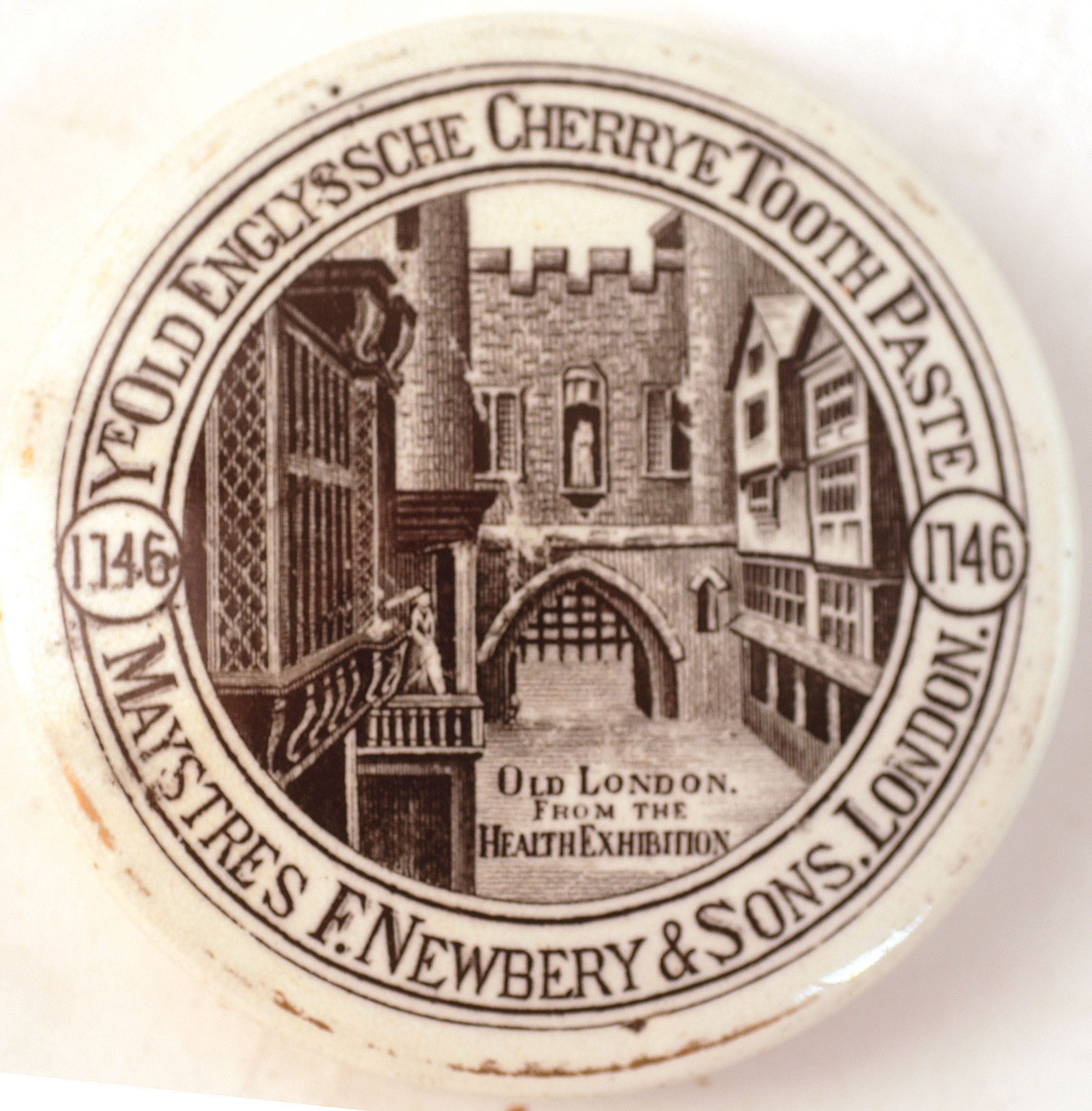 F. NEWBERY & SONS TOOTHPASTE POT LID. 3.5ins diam, black transfer ‘YE OLD ENGLY-SSCHE CHERRYE