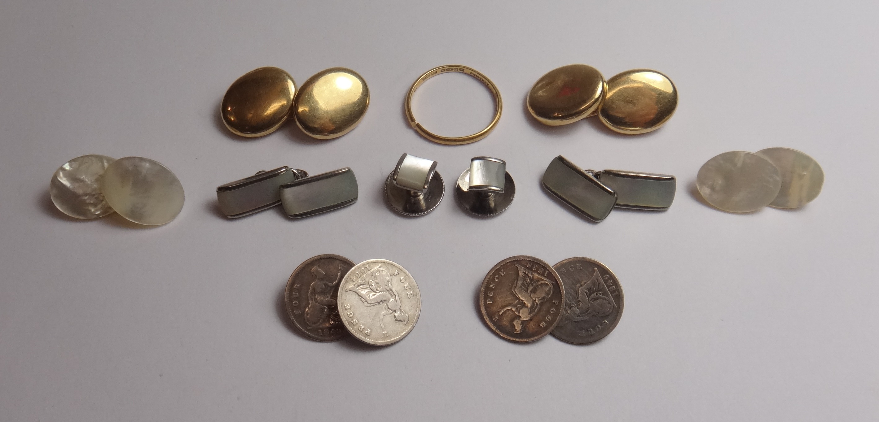 A pair of gold hollow cufflinks, with oval backs and fronts connected by a bar, detailed 18, gross