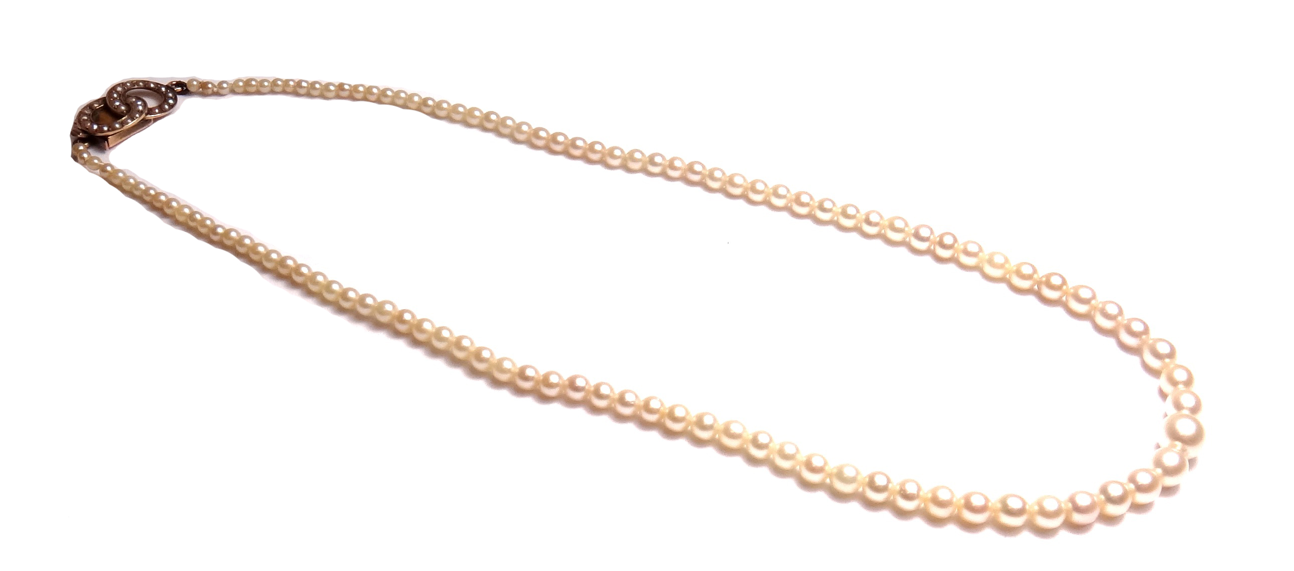 A single row necklace of cultured pearls, graduating in size to the front, on a gold and seed