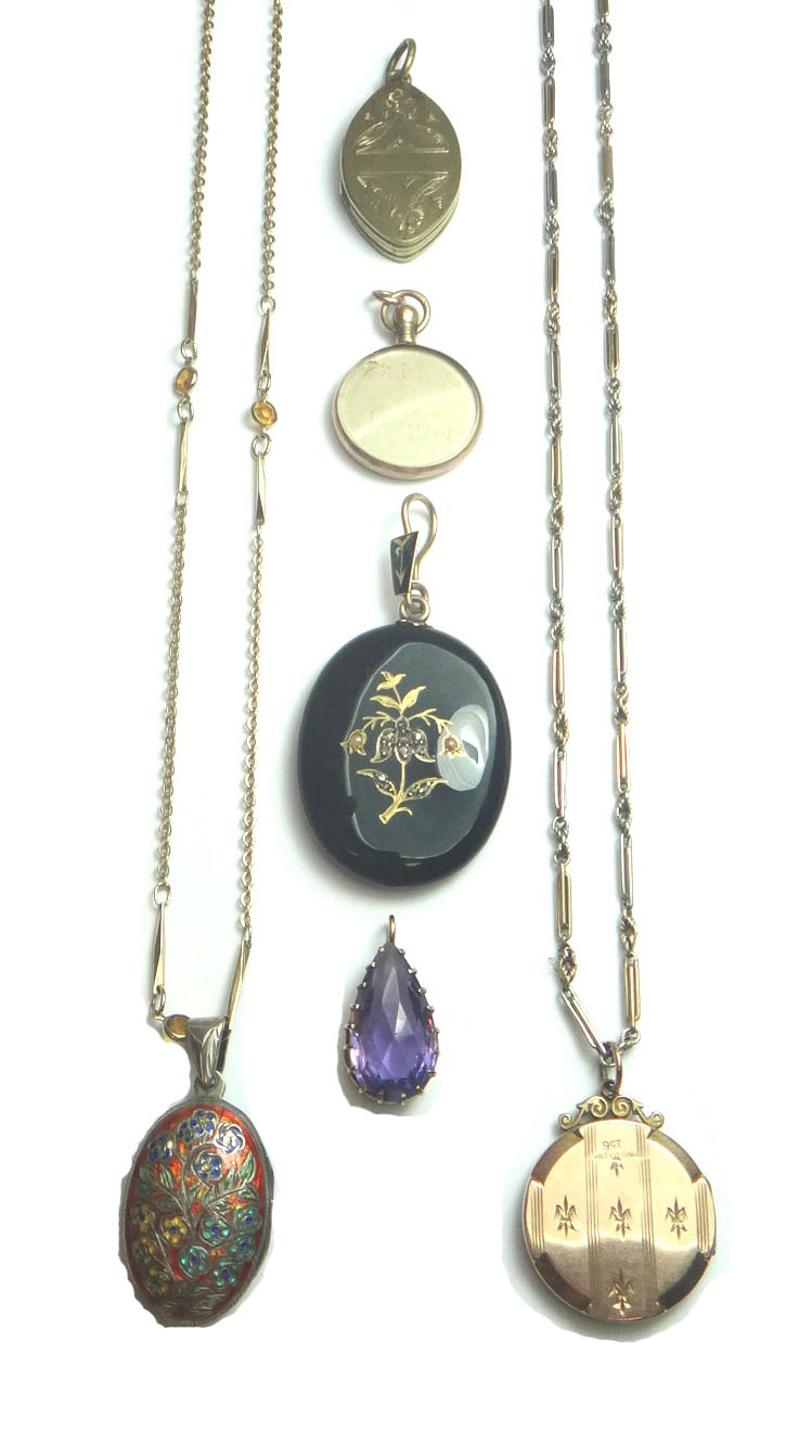 A Victorian rose diamond and seed pearl set oval pendant mourning locket, a gold back and front