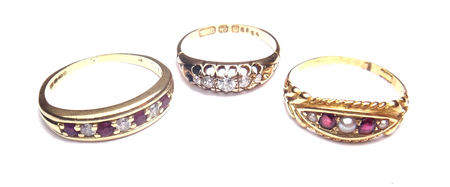 A Victorian 18ct gold and diamond set five stone ring, mounted with a row of graduated cushion